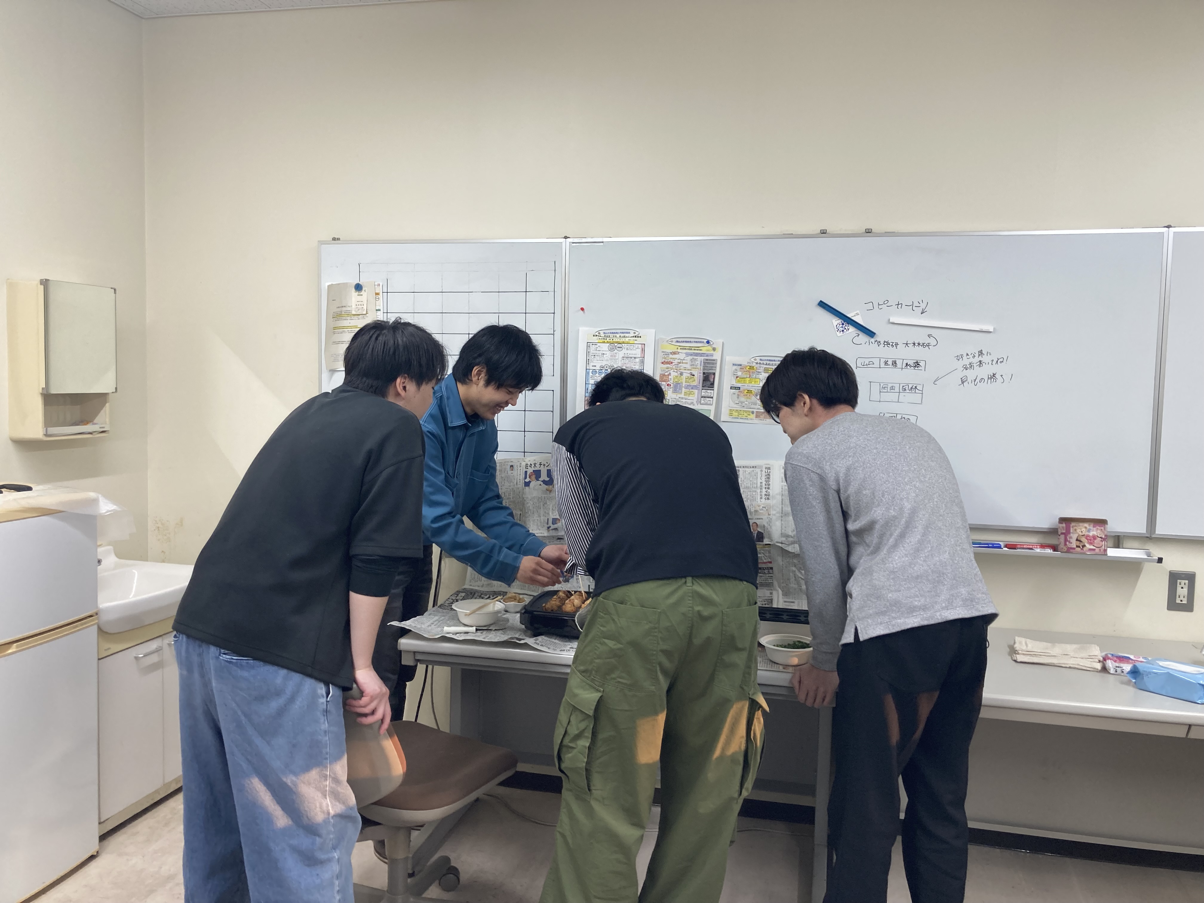 学生研究室の片隅でたこ焼きパーティー中